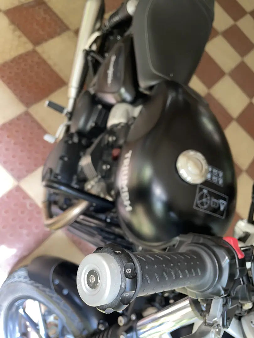 Triumph Street Twin fitted with Pro-Spec Easy Cruz ECZ 007 throttle lock 
