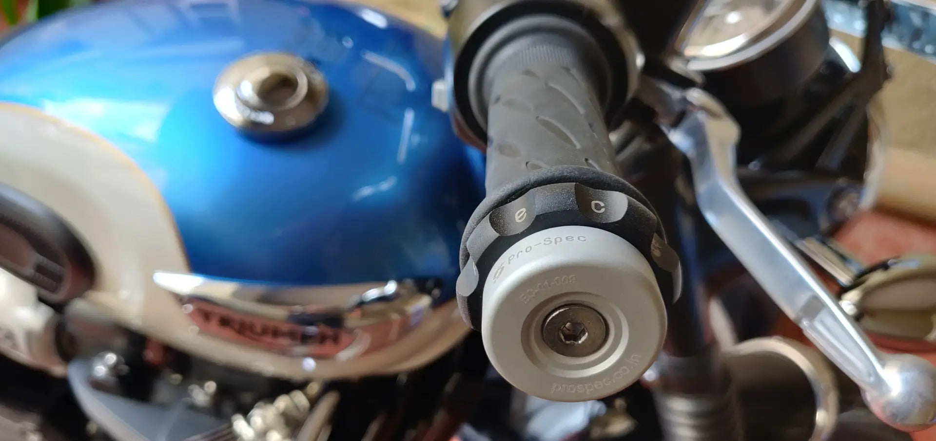 ECZ 005 Easy Cruz throttle lock fitted on Triumph T100 handlebar