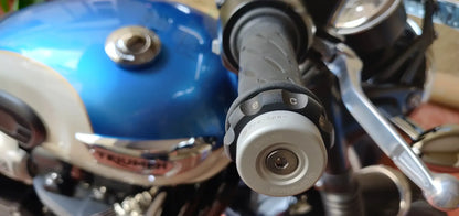 ECZ 005 Easy Cruz throttle lock fitted on Triumph T100 handlebar