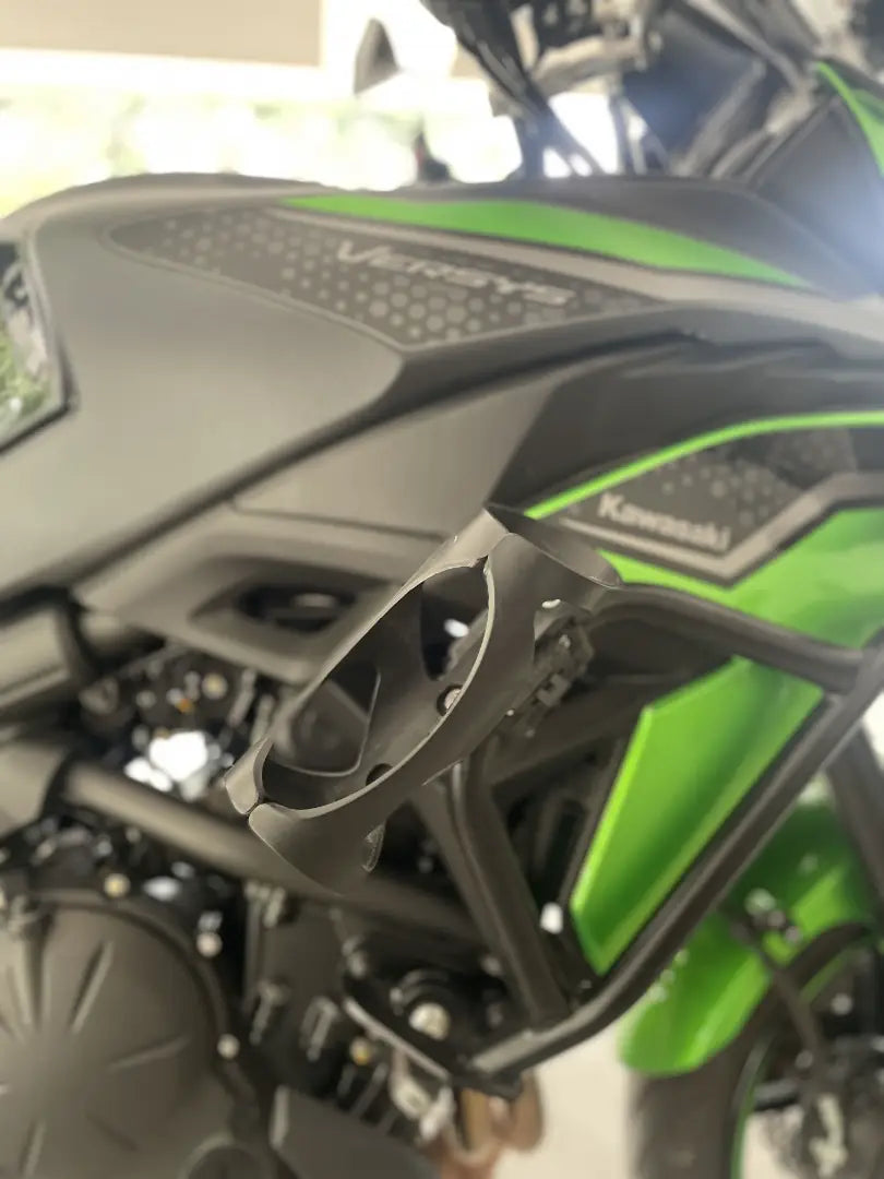 Easy Tag ET 470 BM bottle holder fitted on Kawasaki Versys 650