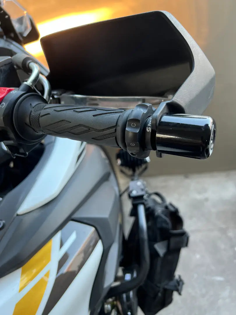 Suzuki V-Strom 650 fitted with Pro-Spec Easy Cruz ECZ 003 throttle lock