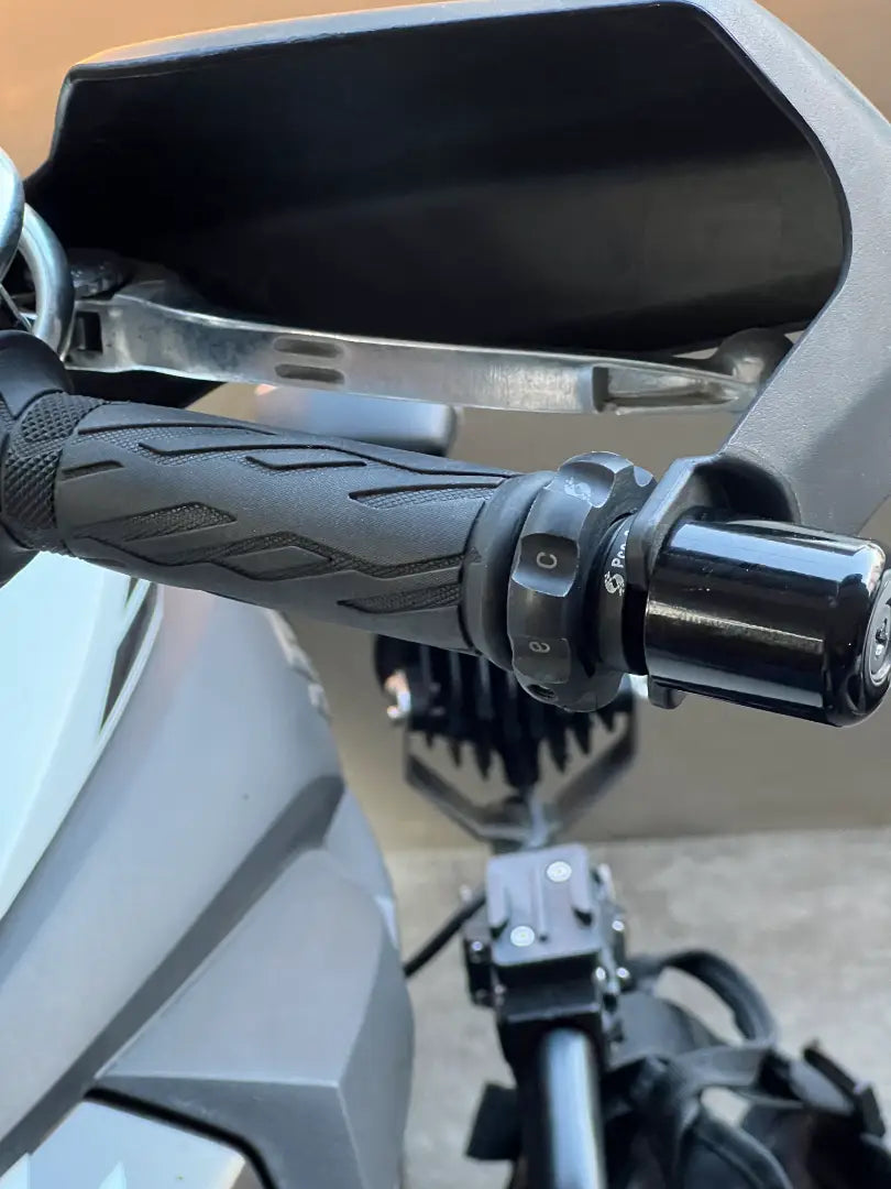 Pro-Spec Easy Cruz ECZ 003 throttle lock installed on Suzuki V-Strom 650