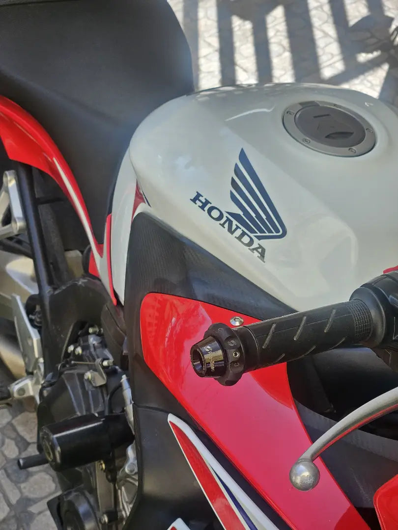 Pro-Spec ECZ 027 throttle lock installed on Honda CBR 650R