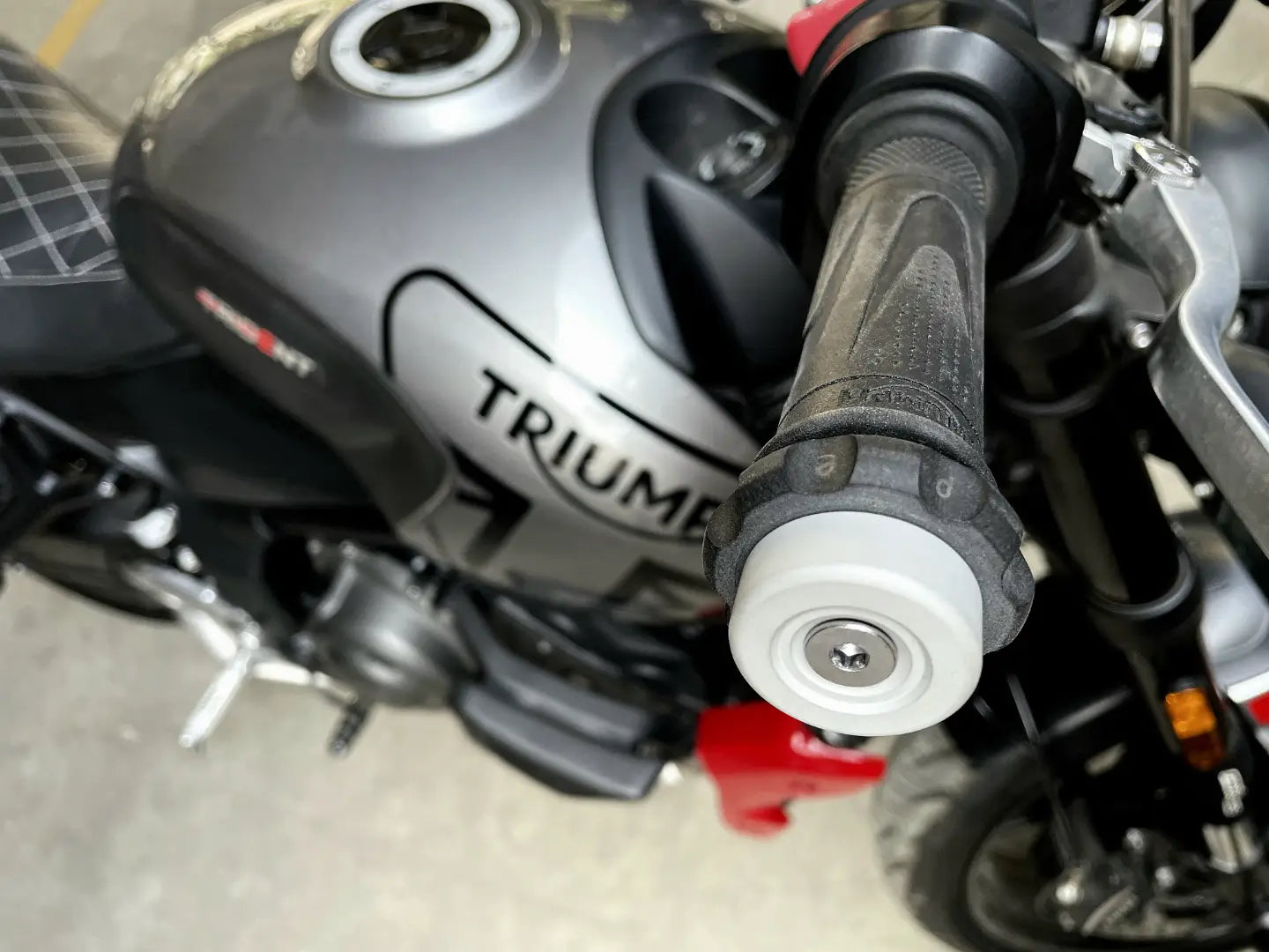 Triumph Trident 660 with Easy Cruz throttle lock installed