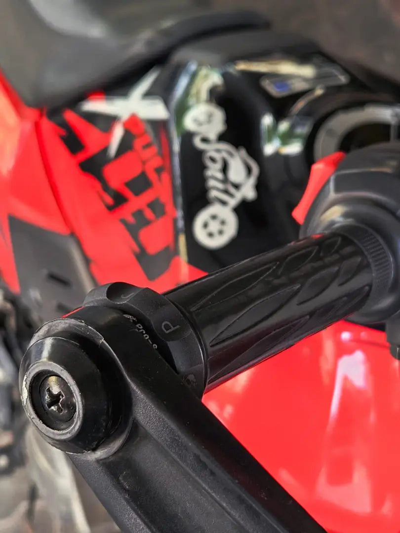 Pro-Spec ECZ 040 throttle lock installed on Hero Xpulse 200